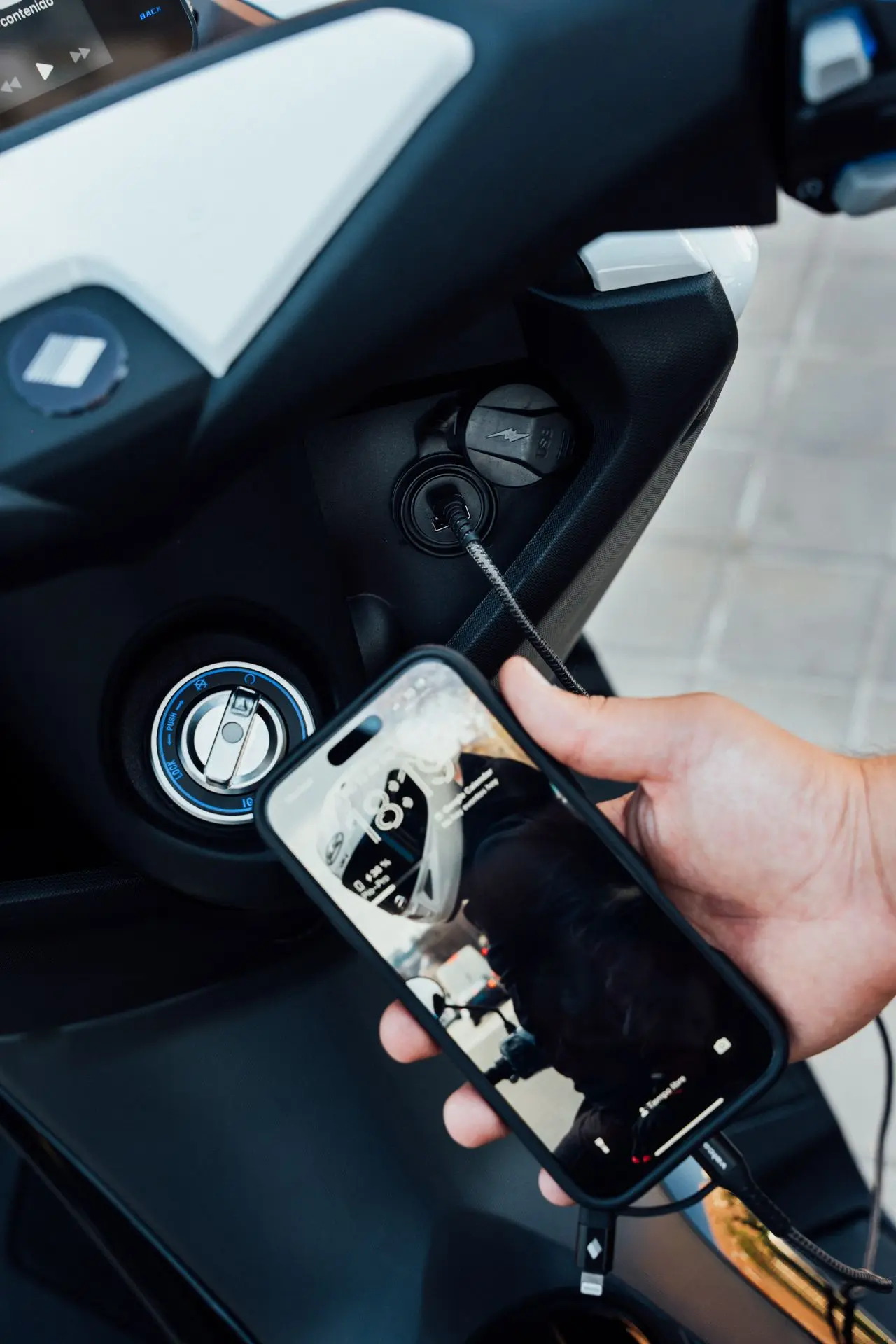 Apple CarPlay y Android Auto Velca ONE MY26