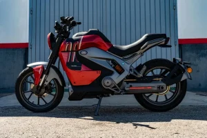 Moto electrica roja velca nude